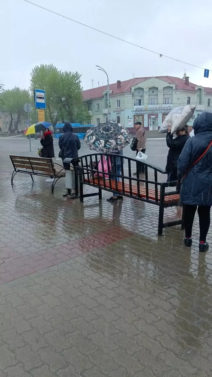 Мокнущие под дождём белгородцы на остановке «Родина»